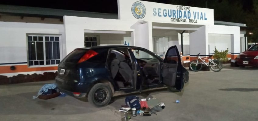 Dos jóvenes fueron detenidos luego de evadir un control policial. Encontraron drogas y otros elementos dentro del vehículo. Foto Gentileza Policía de Río Negro.