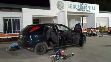 Dos jóvenes fueron detenidos luego de evadir un control policial. Encontraron drogas y otros elementos dentro del vehículo. Foto Gentileza Policía de Río Negro.