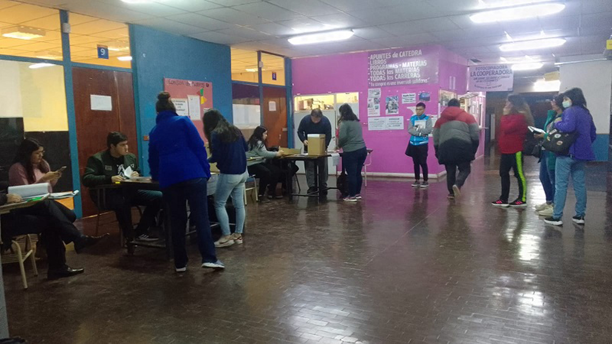 Empezaron a votar rector, decano y consejeros en Roca. Foto: gentileza