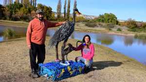 Con basura de Paso Córdoba hicieron una escultura: la historia de la garza, de los artistas y de la docente de Roca que tuvo la idea