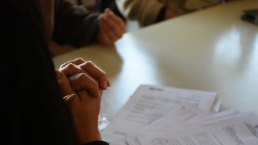 La súplica de las madres por la salud de sus hijas, aún hoy a cinco años de los últimos hechos. Foto: Cesar Izza