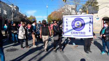 Los policías retirados de Río Negro exigieron respuestas en la sede Regional de Anses en Neuquén. Foto Archivo.