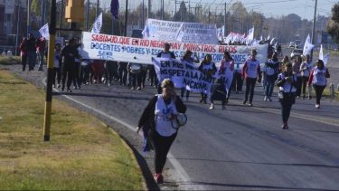 Los docentes se volcarán a la Ruta 22 y luego recorrerán las calles en el centro de Roca. Foto César Izza.