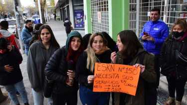 Alumnos de la ESRN 150 exigieron respuestas ante la falta de luz, agua y calefaccion, frente al Consejo Escolar de Roca. Foto César Izza.