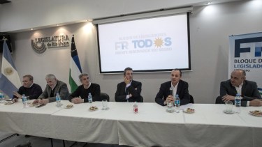 Cabecera de la reunión de Massa con su dirigencia del Frente Renovador en Río Negro. Participó, además, el intendente Pesatti. Foto: Pablo Leguizamon