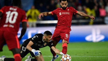 Gerónimo Rulli no pudo contener un remate de Fabinho ni el cabezazo de Díaz. Además falló ante Mané en el tercer gol de Liverpool. Foto: AP