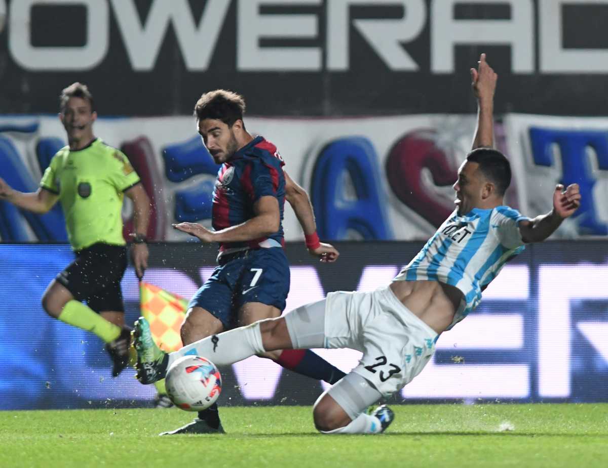 Cerutti contra Nery Domínguez, uno de los duelos del partido entre San Lorenzo y Racing. Foto: Télam 