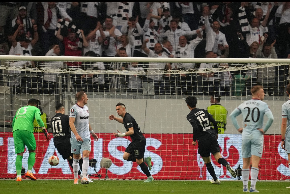 Rafael Santos Borré marcó el único tanto del Frankfurt, que se metió en la final de la Europa League. Foto: AP