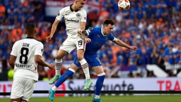 Rafael Santos Borré gana en las alturas para Frankfurt, en la final ante Rangers. Fotos: AP