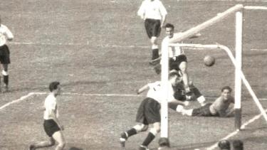 La Selección argentina logra su primera victoria ante Inglaterra, al ganar 3-1 un amistoso disputado en el estadio Monumental. Foto: El Gráfico.