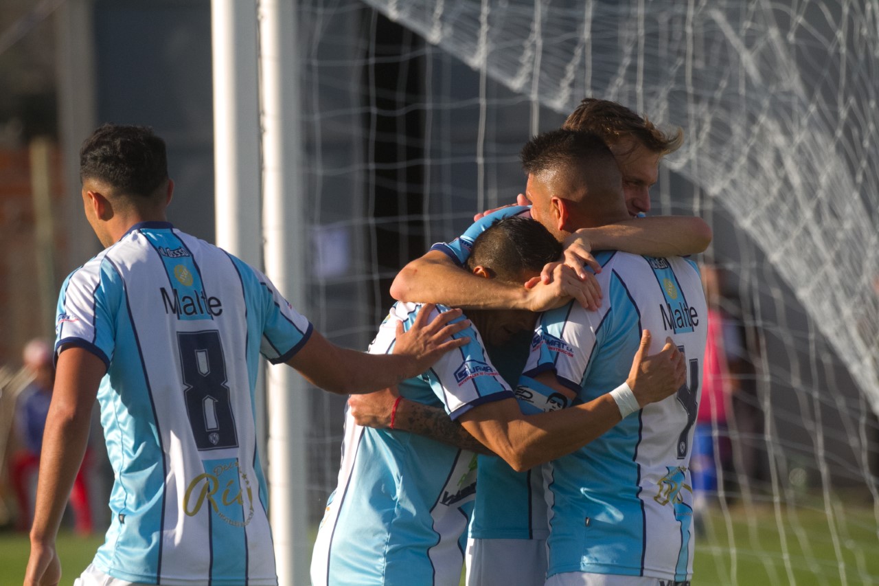 Todos los abrazos para Maximiliano Paredes, gestor del único gol del partido. Foto: Pablo Leguizamón.