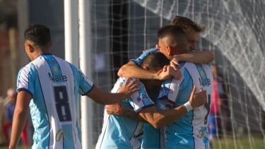 Todos los abrazos para Maximiliano Paredes, gestor del único gol del partido. Foto: Pablo Leguizamón.