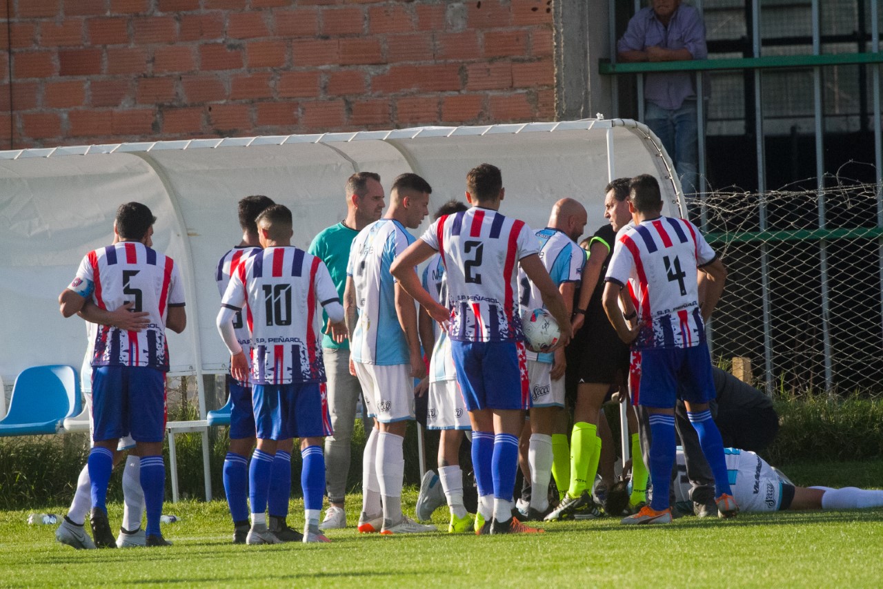 Lucas Argüello sufre en el piso en la jugada que cambio el partido. Foto: Pablo Legizamón.