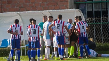 Lucas Argüello sufre en el piso en la jugada que cambio el partido. Foto: Pablo Legizamón.