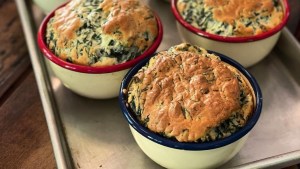 Souffle de espinacas y salmón con crema de limón