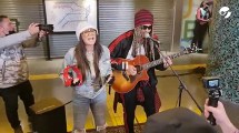 Imagen de ¡Sorpresa!: Susana Giménez y Sebastián Yatra improvisaron un show en el subte porteño