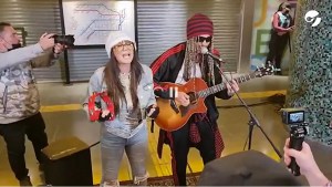 ¡Sorpresa!: Susana Giménez y Sebastián Yatra improvisaron un show en el subte porteño