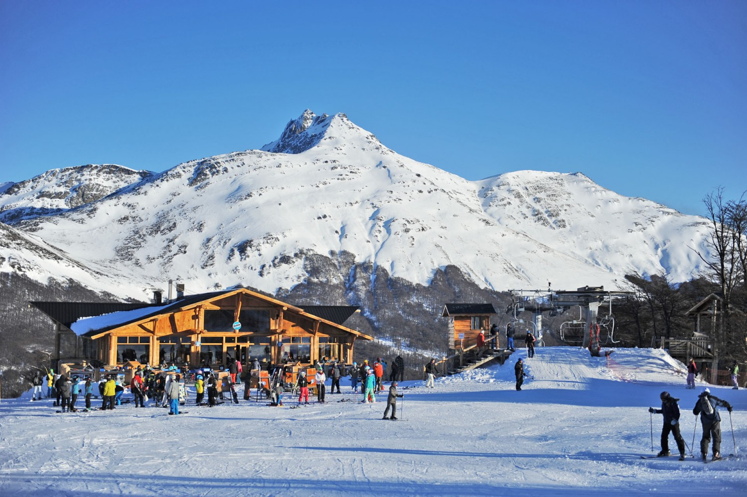 Ubicado en la ladera del Cerro Krund, a 26 kilómetros de la ciudad de Ushuaia, Cerro Castor es el centro de esquí alpino más austral del mundo y el más grande de Tierra del Fuego. Fotos: Cerro Castor.
