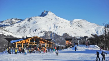 Ubicado en la ladera del Cerro Krund, a 26 kilómetros de la ciudad de Ushuaia, Cerro Castor es el centro de esquí alpino más austral del mundo y el más grande de Tierra del Fuego. Fotos: Cerro Castor.
