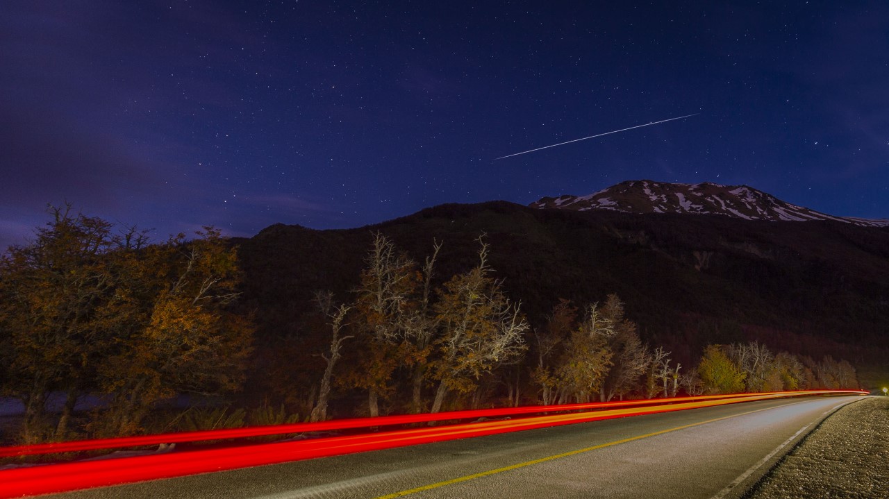 La noche mágica en la ruta nacional 40: estrellas y satélites de Elon Musk en la noche de la Patagonia. Foto: Patricio Rodríguez.