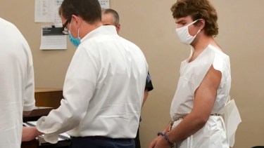 El muchacho se declaró "no culpable" y pidió un abogado de oficio.-