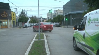 En cada semáforo se encuentran los carteles que indican la prohibición de girar hacia la izquierda. Foto Gentileza.