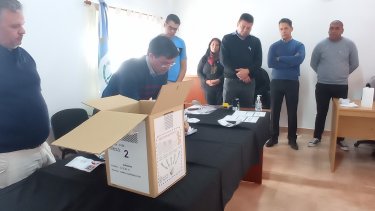 La junta municipal declaró válidos los sobres que contenían doble boleta. Foto: archivo.