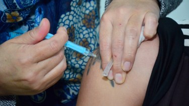 Esta semana aplicarán terceras dosis para adolescentes y mayores en el hospital de Regina