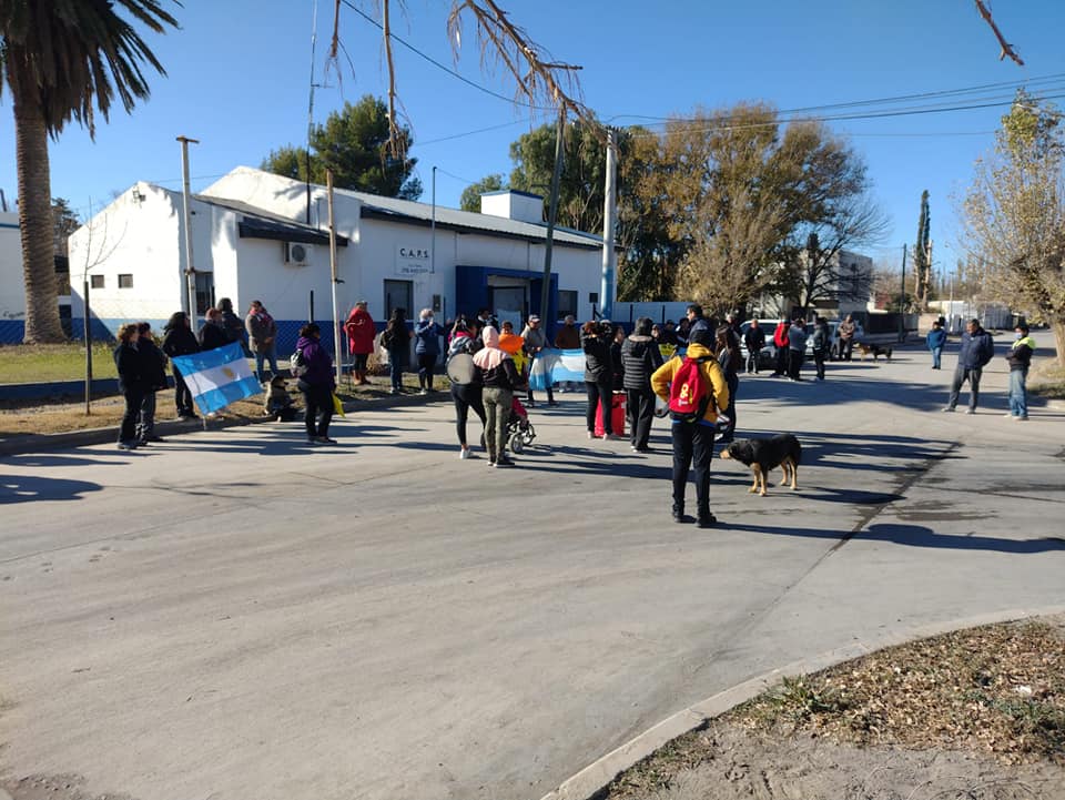 Vecinos de Godoy continúan con el reclamo por la designación de médicos en forma permanente en el Centro de Salud. (Foto Néstor Salas)