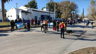 Vecinos de Godoy continúan con el reclamo por la designación de médicos en forma permanente en el Centro de Salud. (Foto Néstor Salas)
