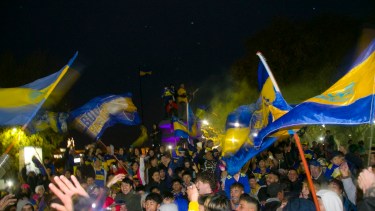 Los festejos de Boca en la fuente Pucará de Viedma. Foto: Pablo Leguizamon.