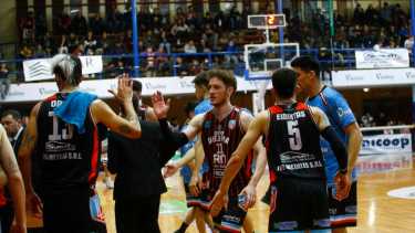 Deportivo Viedma perdió los dos primeros juego de la serie de local. Ganó el tercero de visitante pero en el cuarto quedó con las manos vacías y fue eliminado por Zárate. Foto: archivo Pablo Leguizamon