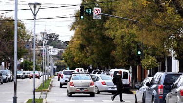 A partir del funcionamiento de los semáforos en toda la calle 25 de Mayo y su continuación en Caseros, se prohibió el giro a la izquierda. Foto: Marcelo Ochoa