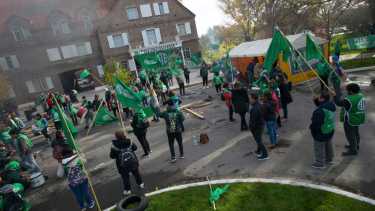 Las protestas se replicaron por varios sectores de la capital rionegrina. ATE lo hizo frente a Economía, mientras se desarrollaba la paritaria. Foto Pablo Leguizamon