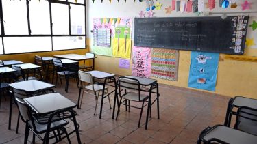 Ayer, el paro de ATE provocó la ausencia de porteros y no hubo clases en cuatro establecimientos de Viedma. Foto: Marcelo Ochoa.