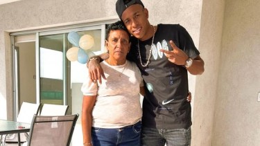 Sebastián Villa y la foto que subió a sus redes sociales donde comparte una frase con la imagen de su madre. 