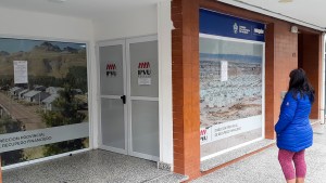 Una mujer se encadenó en Neuquén para exigir que le entreguen su vivienda