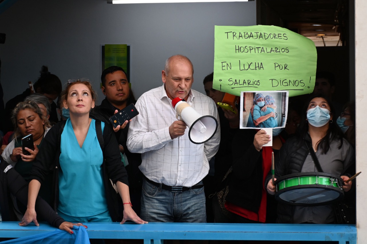A comienzos de este mes Zgaib tuvo que dar explicaciones durante una marcha de Asspur que ingresó al Ministerio de Salud. Foto: Marcelo Ochoa.