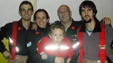Carlos Bruna, junto a sus tres hijos bomberos y su nieto Mateo que, hoy con 17 años, jura en la institución. Foto: gentileza