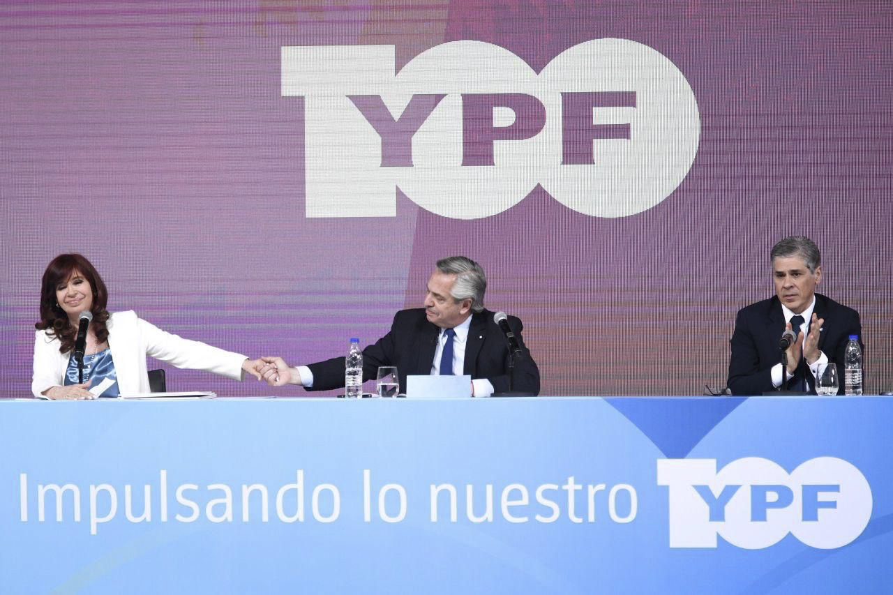 Video: con algunos momentos incómodos, Alberto y Cristina compartieron el  acto de YPF