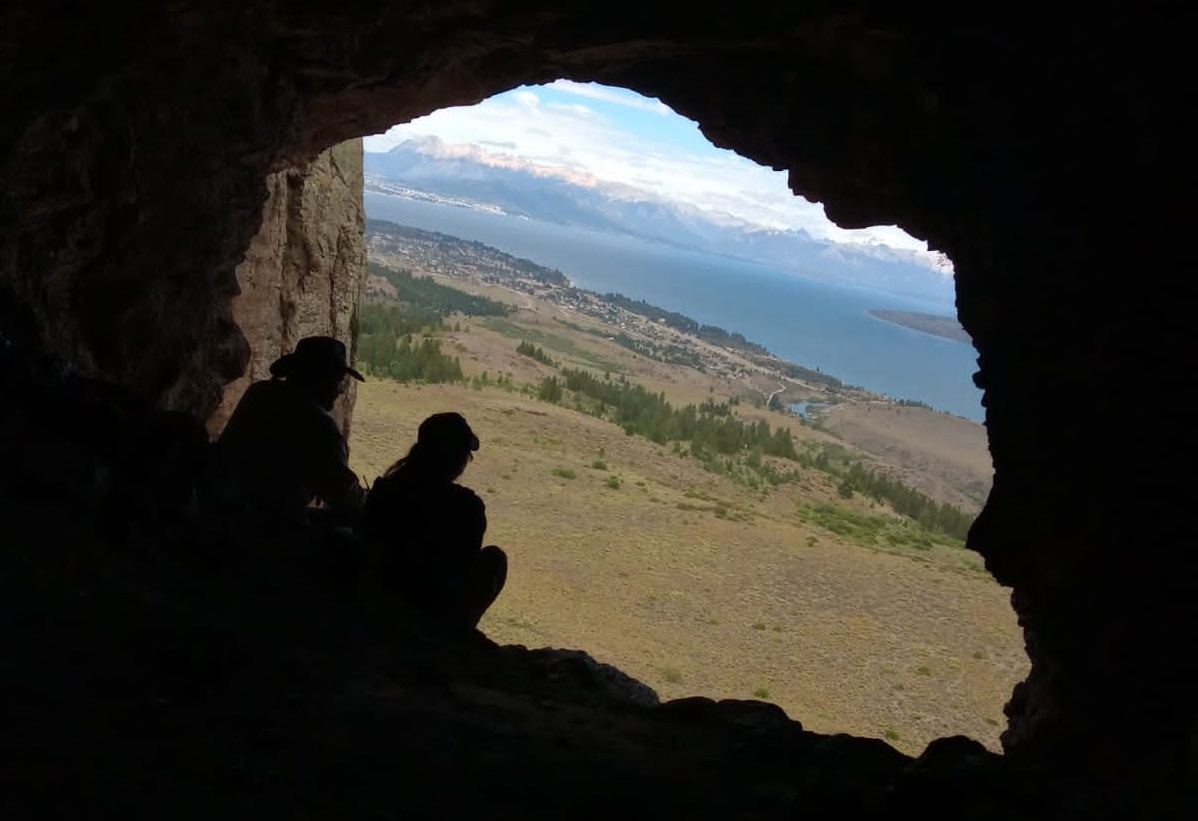 El camino hacia las cuevas, en Bariloche, es muy atractivo y permite contemplar la estepa. Fotos. Equipo de Guardas Ambientales ANP Río Limay.
