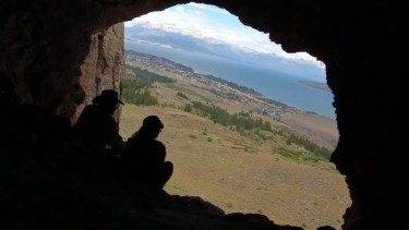 El camino hacia las cuevas, en Bariloche, es muy atractivo y permite contemplar la estepa. Fotos. Equipo de Guardas Ambientales ANP Río Limay.