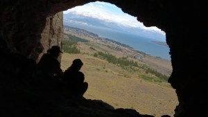 Las cuevas del río Limay, un paseo ideal para el día del padre cerca de Bariloche