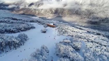 Está ubicado a tan solo 26 km de Ushuaia, y ofrece las mejores condiciones para disfrutar múltiples opciones de deportes de invierno. Fotos Cerro Castor.