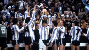 El capitán Daniel Passarella levanta la copa de mundo, Argentina se consagró campeón por primera vez en 1978.