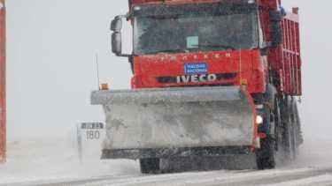 Camiones de Vialidad Nacional despejan la nieve de la ruta 23 en la zona de Ramos Mexía. Foto: Héctor Fuentealba. 