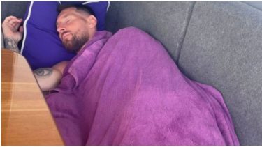 Suárez mostró cómo Messí dormía la siesta.