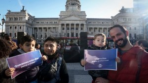 Día del Padre: reclamaron extender licencias para compartir la llegada de los hijos