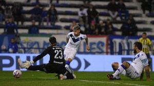 Vélez logró su primera victoria del torneo ante Central, que espera por Tevez