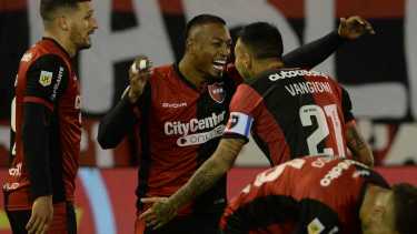 Willer Ditta vive un gran momento. El defensor de Newell's marcó el gol de la victoria en el arranque del partido. Foto: Sebastián Granata, Télam